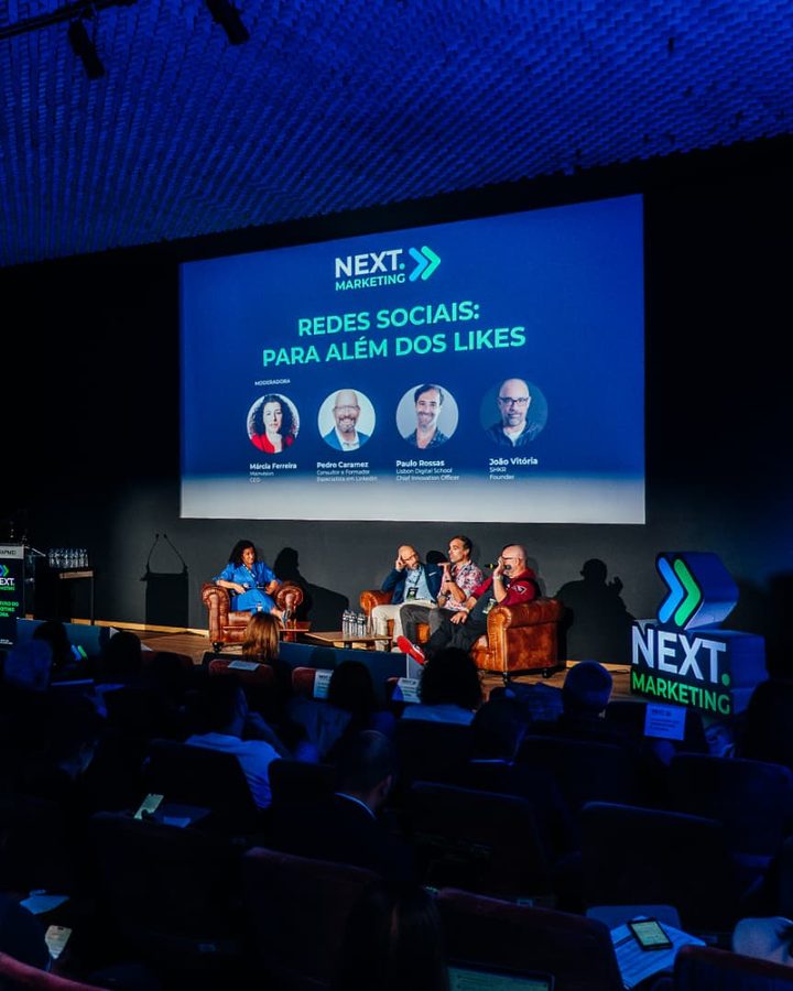 Painel em palco e sala cheia na Conferência NEXT.MARKETING, no Auditório do IAPMEI